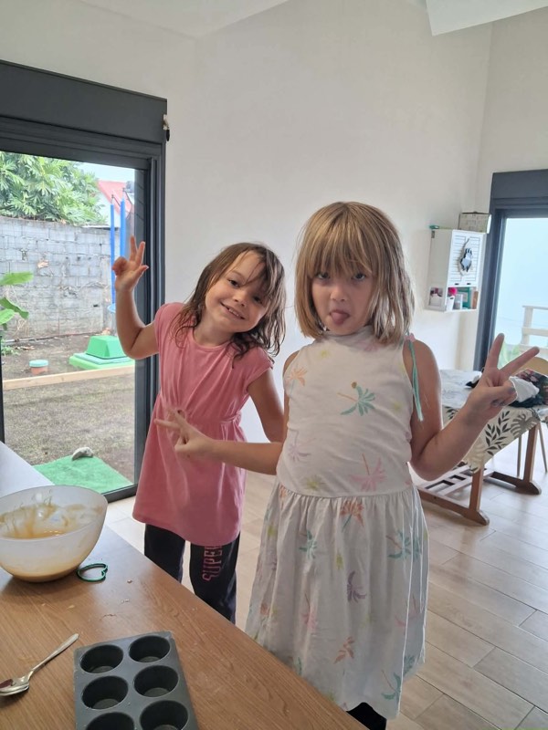 Deux enfants pendant un atelier cuisine à domicile