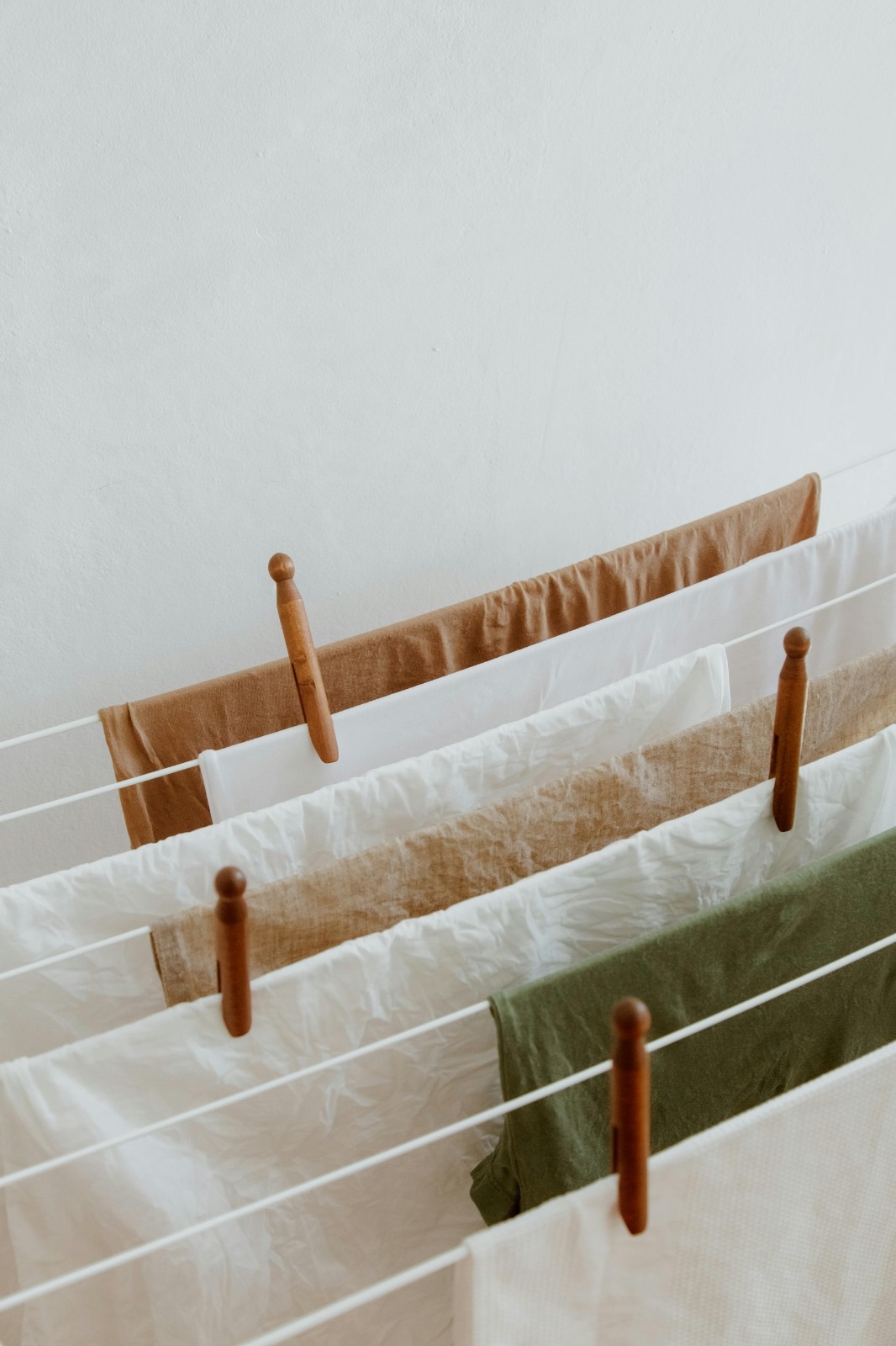 Linge propre étendu dans une maison